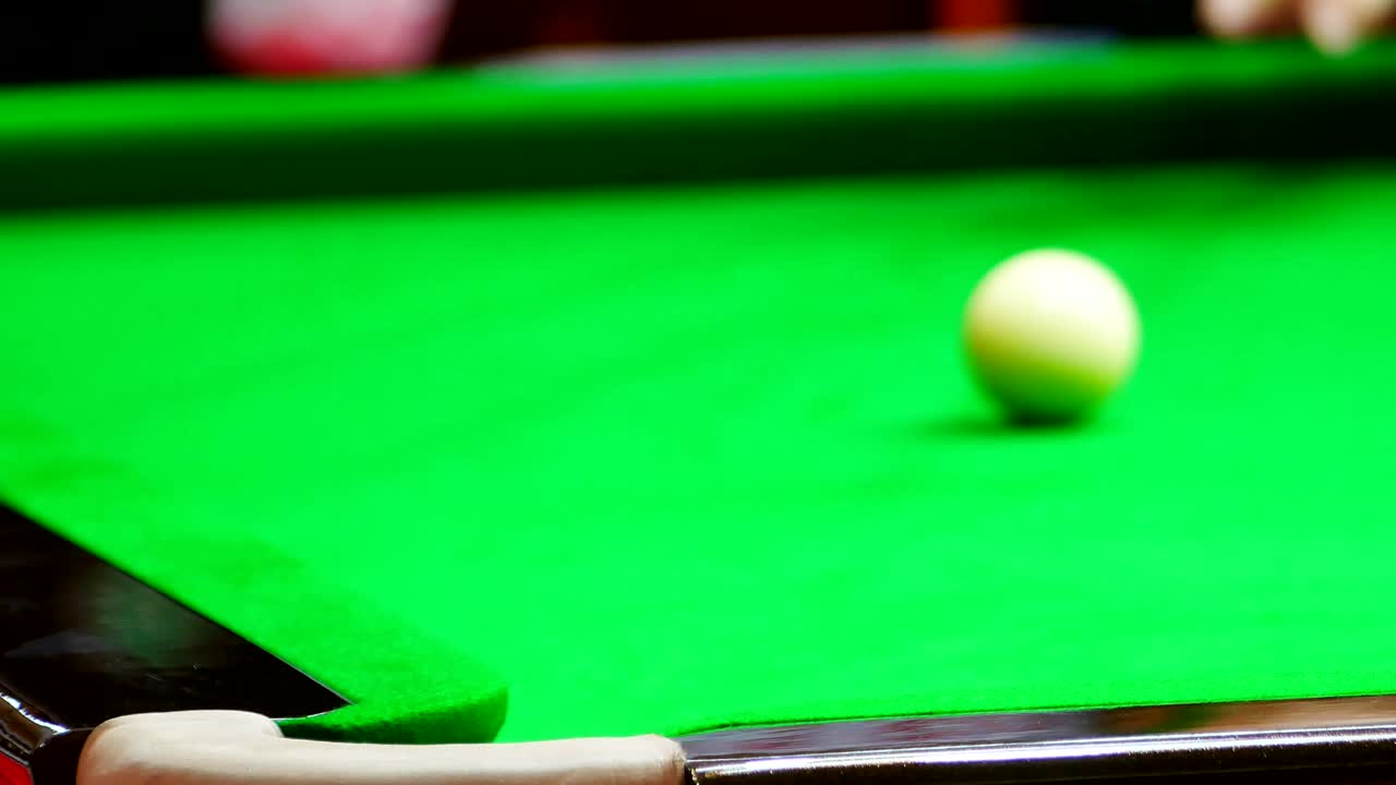 스누커 테이블에서 스누커 슈팅의 클로즈업.