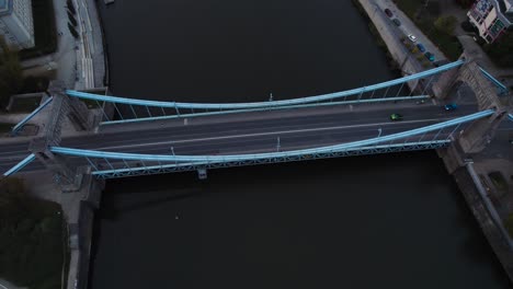 vista aérea del puente grunwald, el puente colgante más grande de wroclaw, polonia