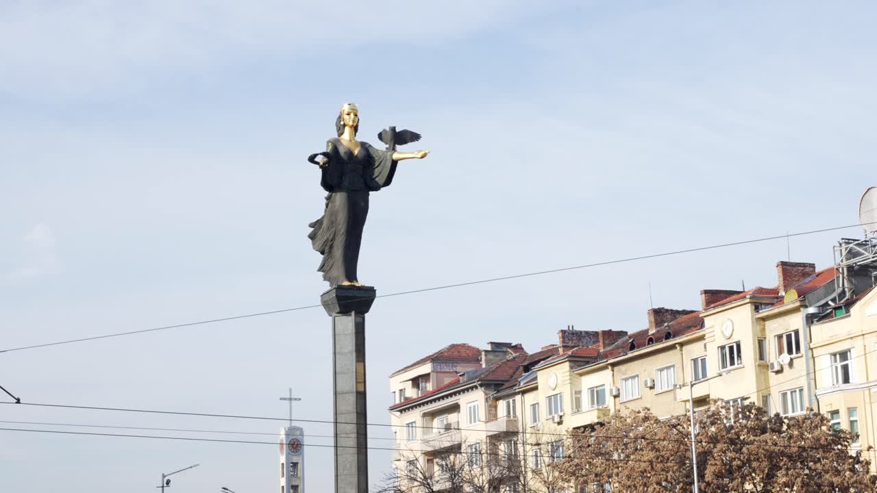 toma de ángulo bajo de la estatua de santa sofía en el centro de la ciudad de sofía, bulgaria en un día soleado
