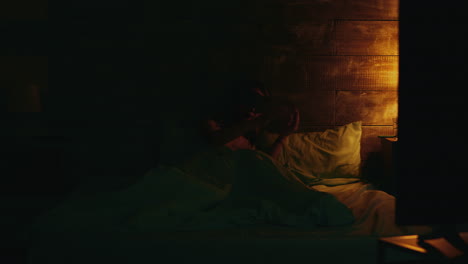 mujer en pijama aplaudiendo para apagar las luces