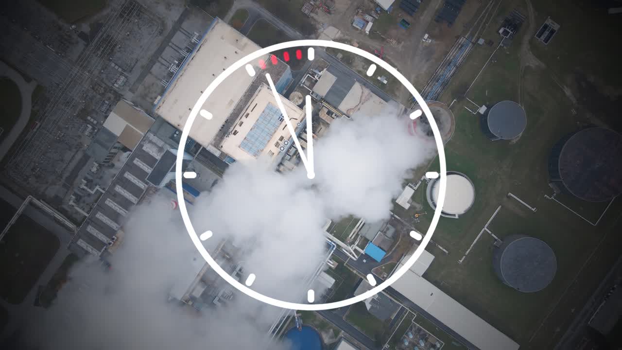 tiempo para reducir las emisiones de co2, superposición del reloj con un fondo de chimenea humeante