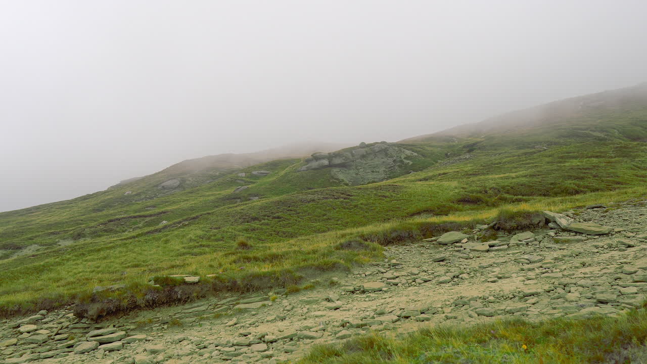 구름과 함께 산 꼭대기에 아름다움
