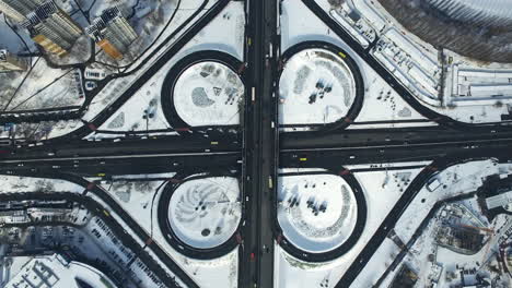 intersección de la carretera de vista superior en la ciudad de invierno. tráfico de coches en el cruce de carreteras.
