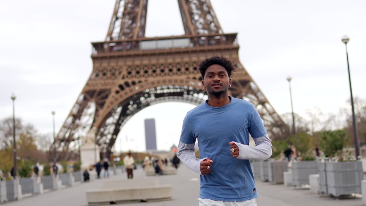 Uomo a Parigi con la Torre Eiffel sullo sfondo