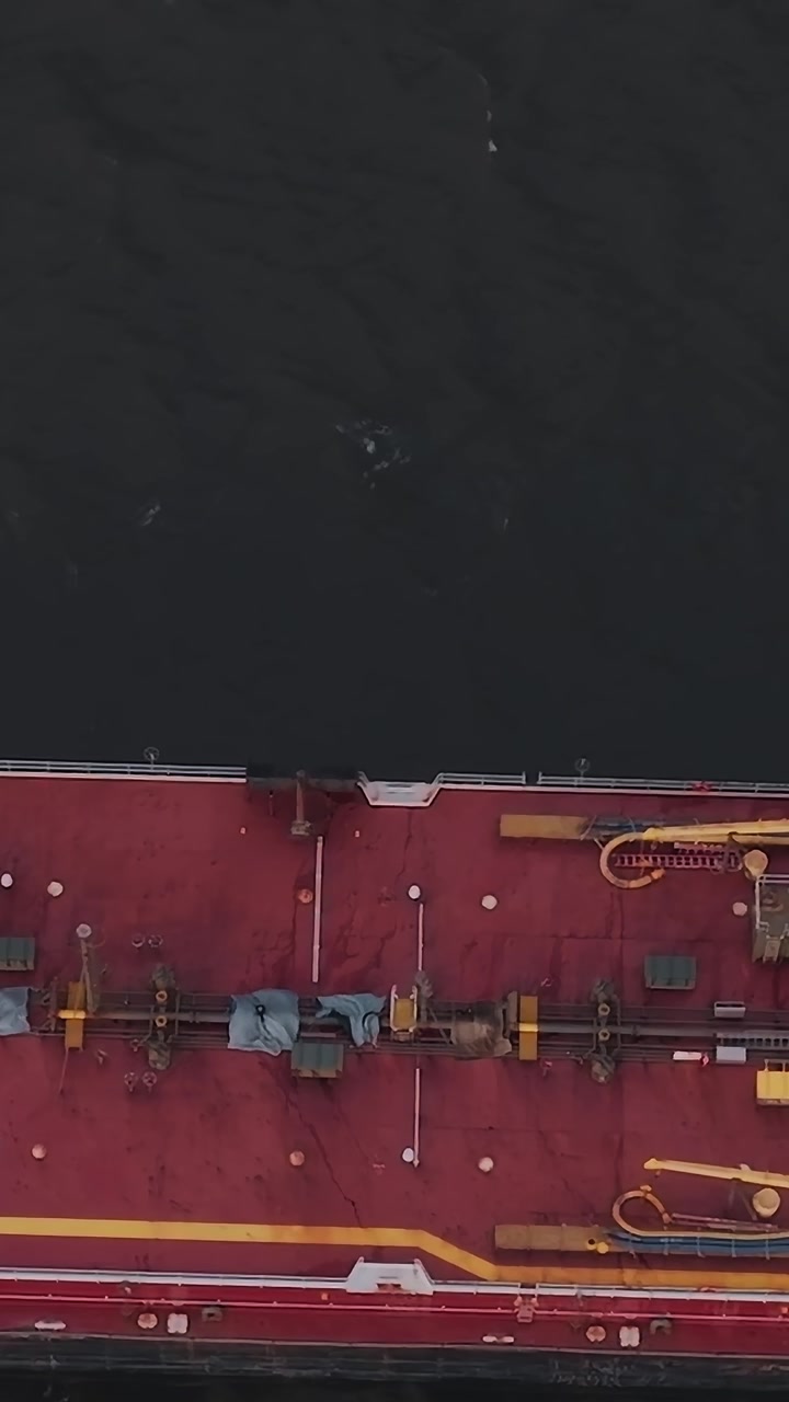 Detailansicht des Frachtumschlagsdecks eines Binnenschiffs
