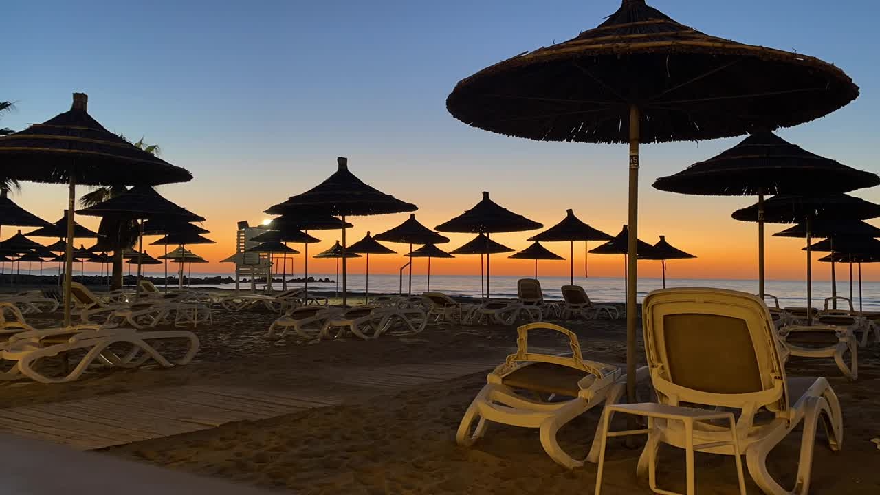 유럽의 알바니아 해안선을 따라 랄지 만의 해변에서 해가 뜨는 타임 스