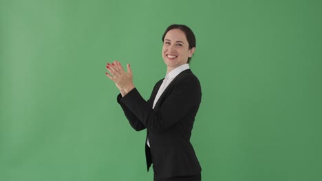mujer de negocios aplaudiendo las manos sobre la pantalla verde