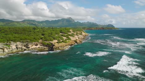 Langsame-Kamerafahrt-Aus-Der-Luft,-Die-Sich-An-Einem-Sonnigen,-Schönen-Tag-Am-Shipwreck-Beach,-Hawaii,-Nach-Rechts-Bewegt