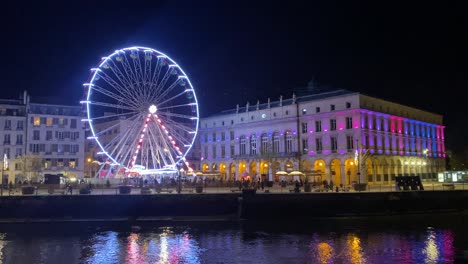 Este-Video-De-Archivo-Muestra-Una-Vista-Impresionante-De-La-Noria-En-La-Hermosa-Ciudad-De-Bayona,-Iluminada-Por-Luces-Navideñas