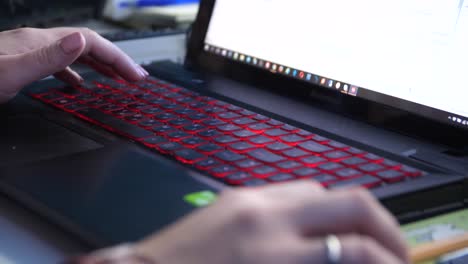 mujer escribiendo en una computadora portátil