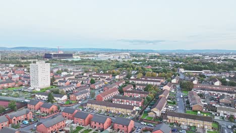 Vista-Aérea-De-La-Ciudad-De-Manchester-En-Inglaterra,-Europa_tilt-Up-Drone-Shot