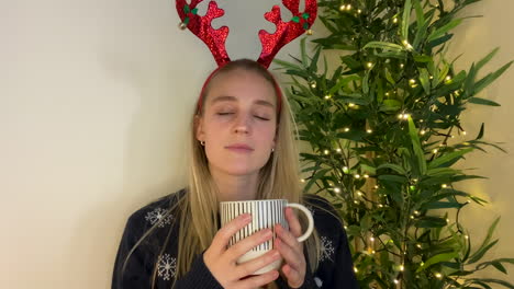 Junge-Frau-Beim-Weihnachtsvideoanruf-Aufmerksam-Zuhört,-Während-Sie-In-Die-Kamera-Schaut