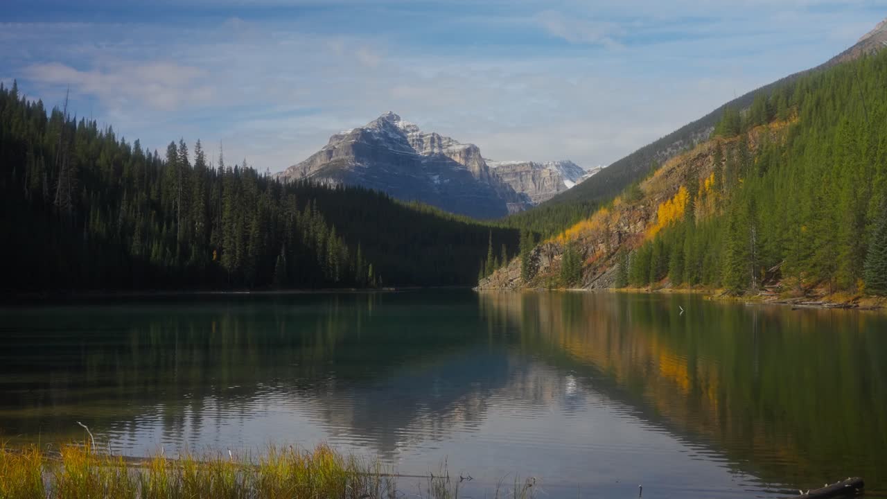 una mujer echando un último vistazo a un paisaje natural de postales en las montañas rocosas canadienses
