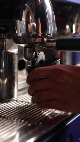 máquina de espresso para verter café