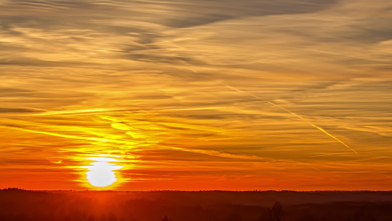 붉은 빛과 반대 방향으로 떠다니는 구름이 있는 로맨틱하고 차분한 일몰, 저속 촬영 고정 샷