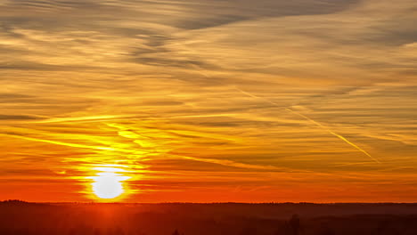 puesta de sol romántica y tranquila con brillo rojo y nubes flotantes en la dirección opuesta, disparo bloqueado en lapso de tiempo