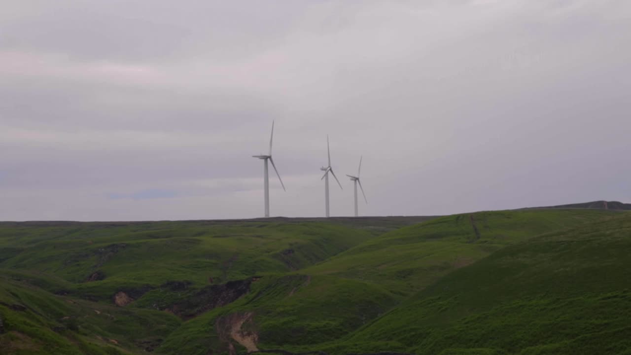ветряные турбины на холмах вокруг водохранилища гринбут-1