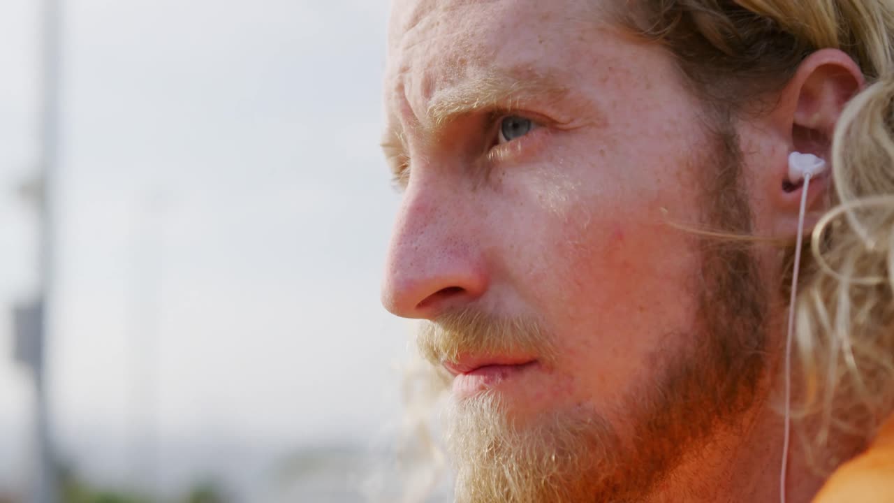 Sporty kaukasisk mand på en bro