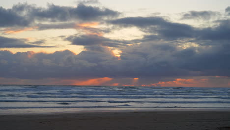 Paisaje-Marino-De-Ondulantes-Nubes-Blancas-Con-Puesta-De-Sol-Costera-Naranja-Y-Amarilla