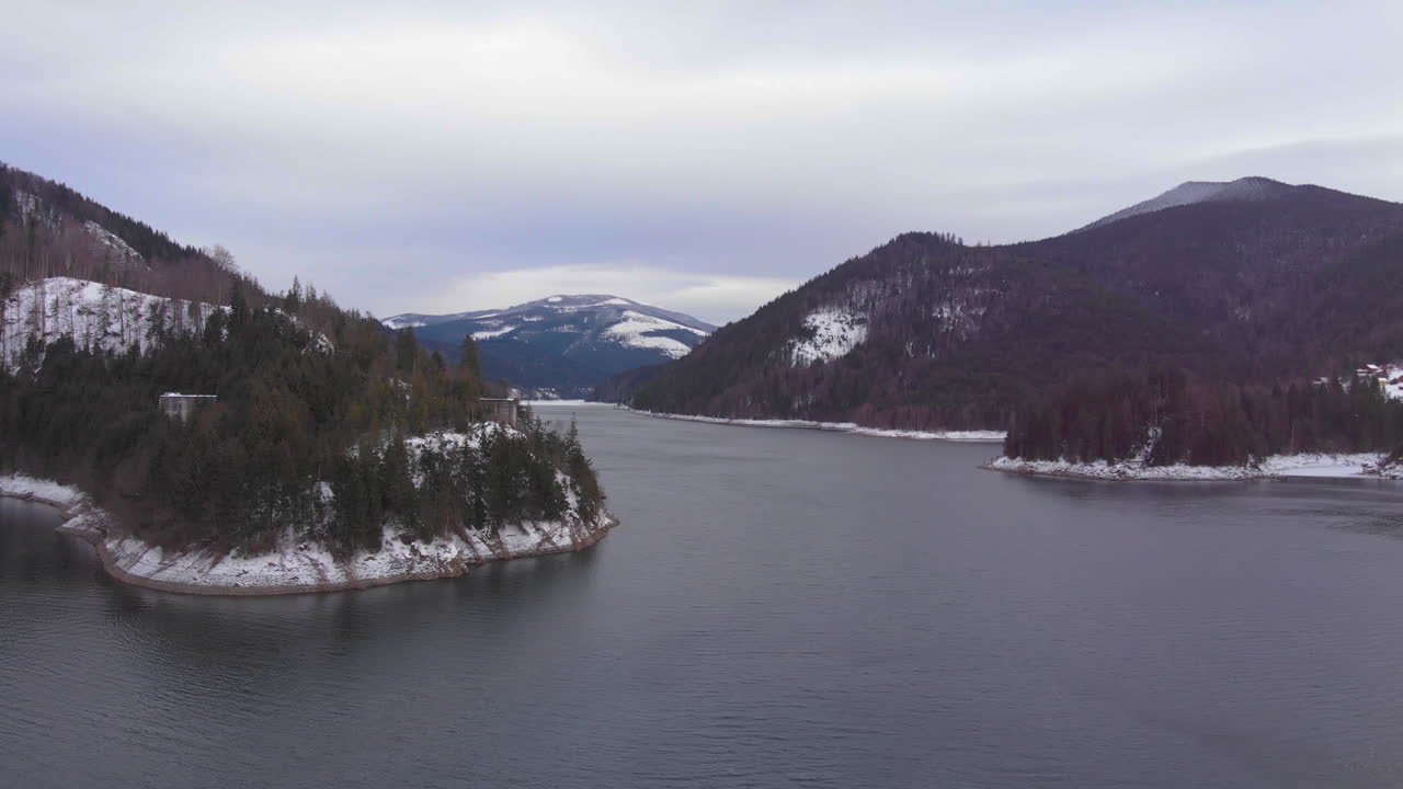 vista aérea del lago y los bosques de valea draganului en transilvania, rumania