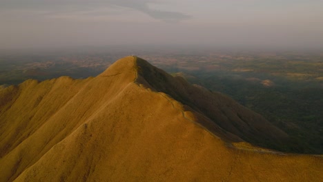 Drohne-Fliegt-Bei-Sonnenaufgang-über-Der-Berglandschaft-In-Panama,-Dem-Krater-El-Valle-De-Anton