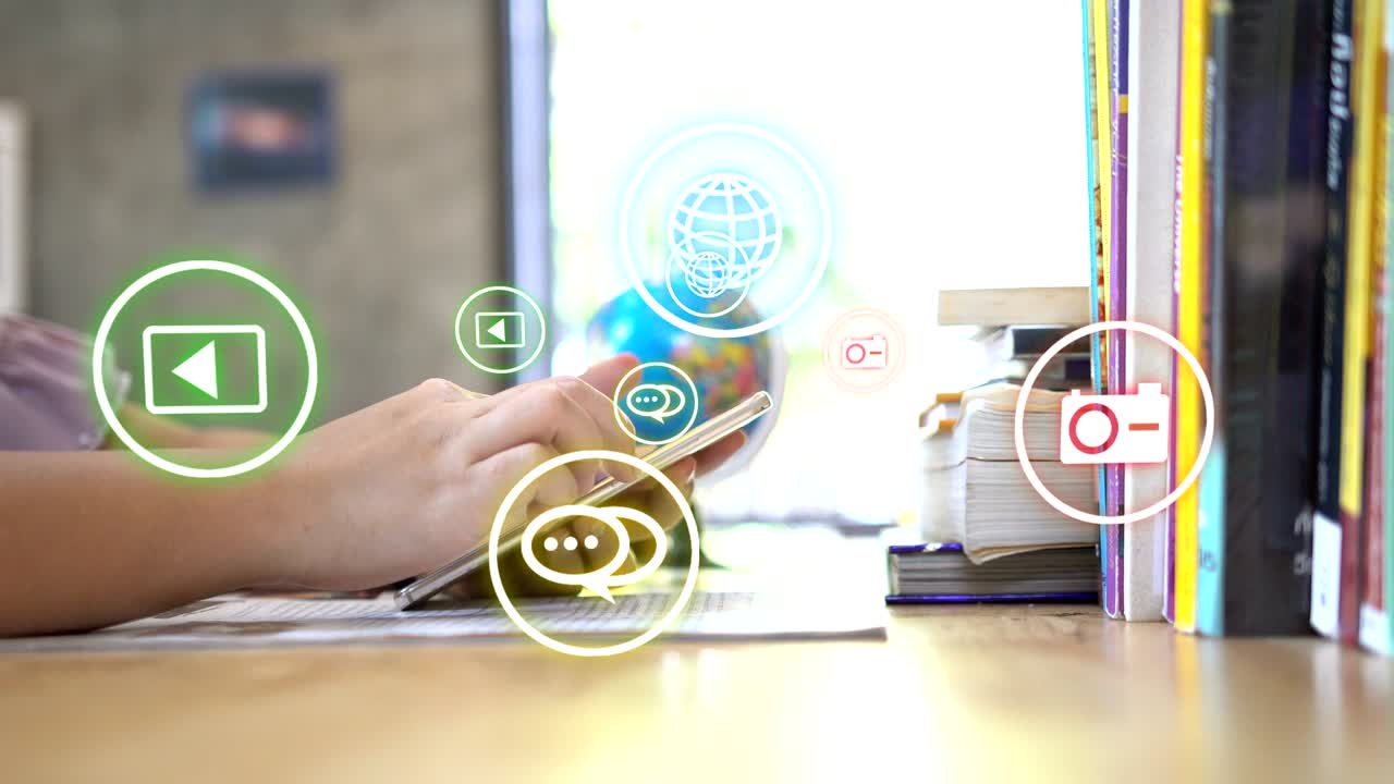 pantalla táctil de la mano teléfono inteligente, iconas sociales interfaz en la pantalla, conectarse al concepto del futuro.