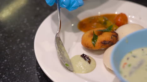 chutney servido para idli y medu vada para el desayuno de la mañana