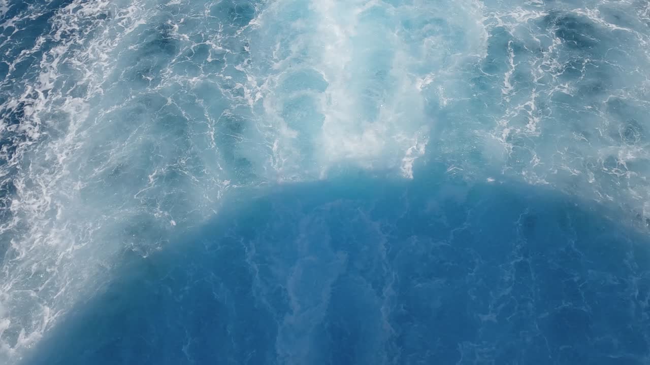 페리의 선미에서 바다의 파도와 섬까지의 전망, 아름다운 바다 경치, 위로 기울이기