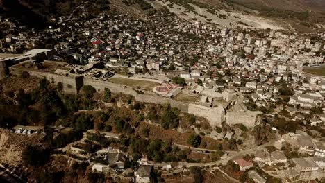 Drone-view-of-Gjirokaster-Castle,-Albania,-Balkans,-Europe-Panning-view-of-castle-and-town