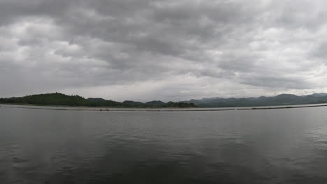 Zeitraffer-See-Und-Berg-Mit-Bewölktem-Himmel