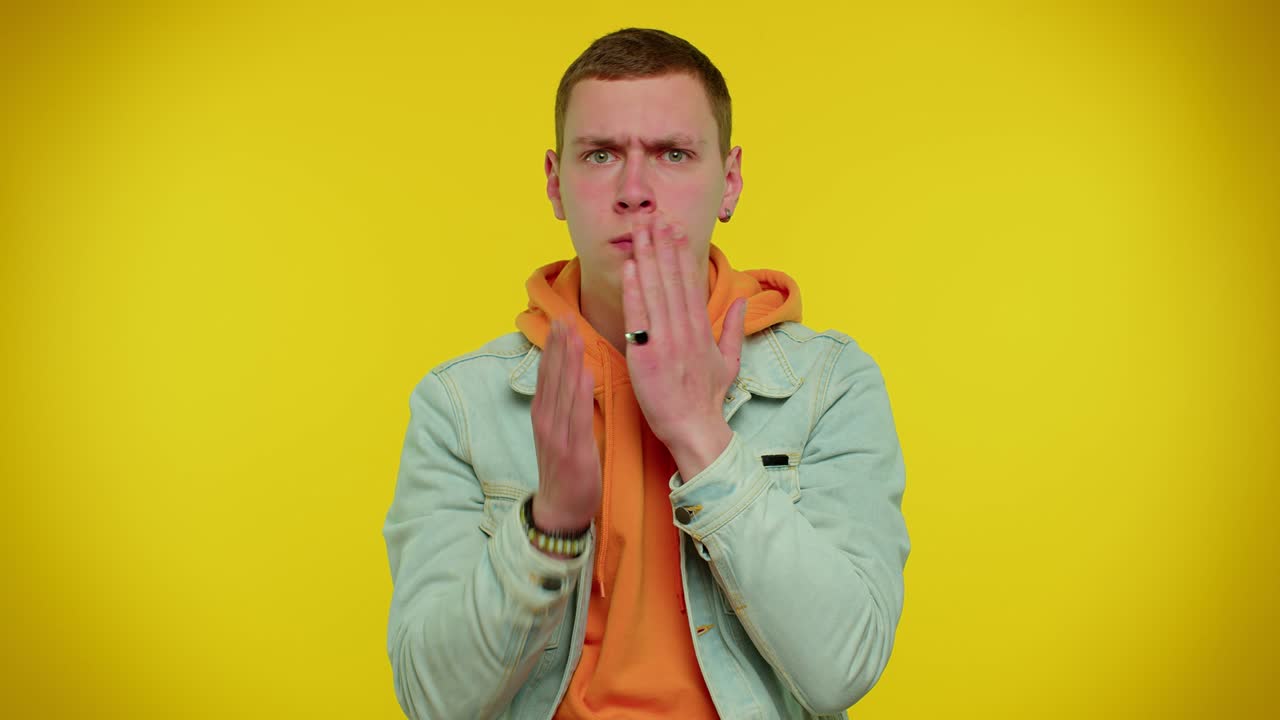 겁에 질린 사람, 입을 닫고, 몸짓을 하며, 끔찍한 비밀, 진실을 말하기를 거부한다.