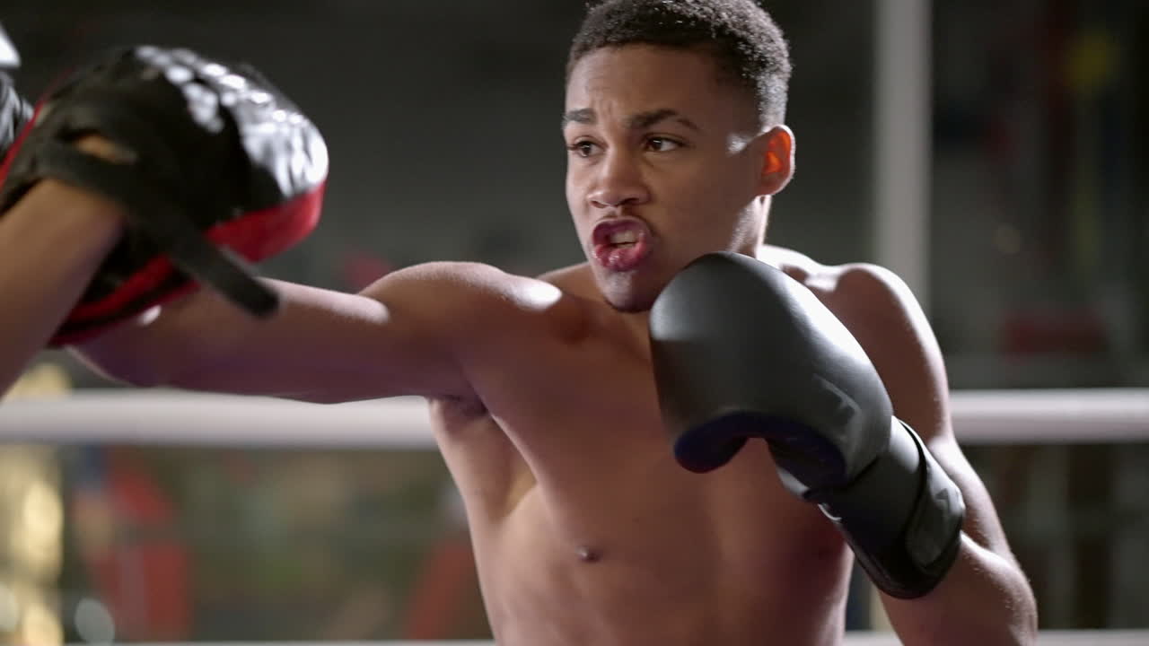 링에서 훈련하는 젊은 권투 선수