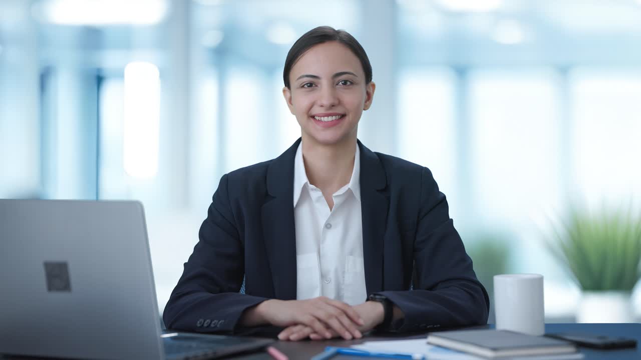 feliz mujer de negocios india sonriendo a la cámara