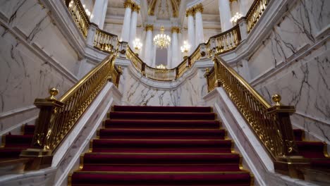 close up of a white marble pillar with intricate gold veins, adding a touch of luxury and sophistication to a classic interior design, creating a visually striking and elegant architectural detail