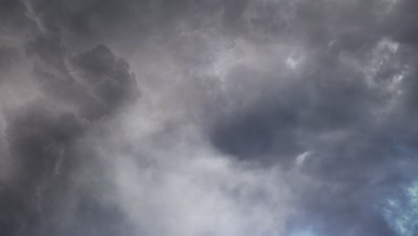Rayo-De-4k-Y-Tormenta-De-Nubes-Oscuras