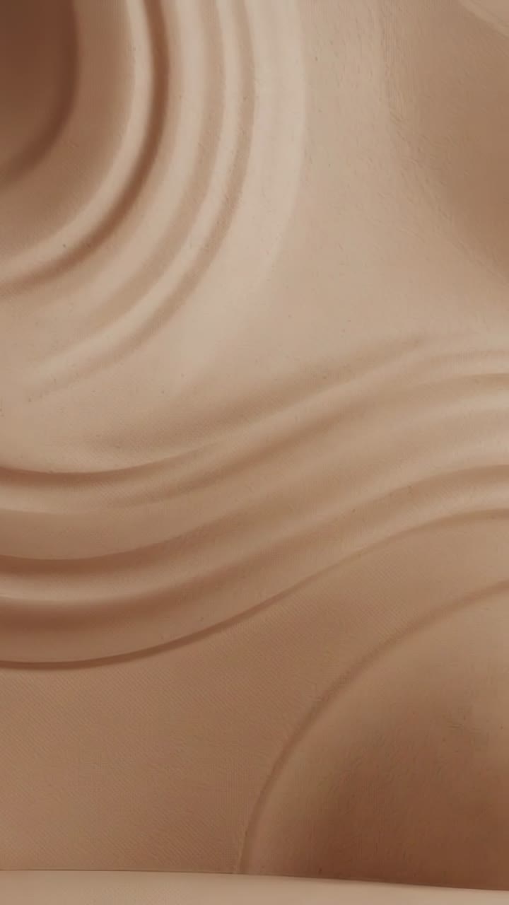 Video verticale: panoramica ravvicinata di una superficie beige increspata che rivela creste concentriche e fasce ondulate