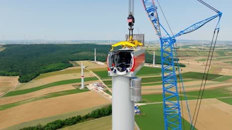Raupenkran-Und-Arbeiter-Beim-Zusammenbau-Der-Gondel-Einer-Windkraftanlage-Im-Windpark