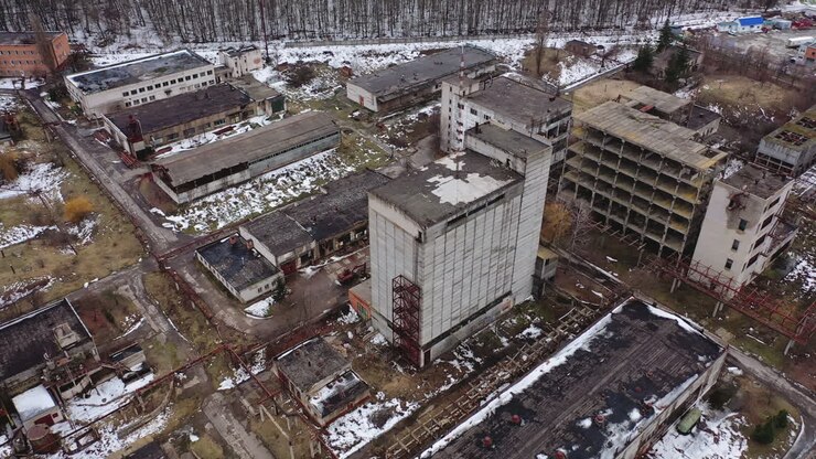 Fabbrica in rovina in inverno. Edifici industriali dismessi. Luogo abbandonato e vuoto. Edifici industriali destinati alla demolizione. Vista aerea.