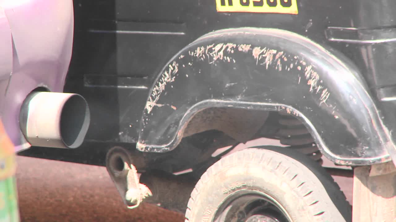 공회전 차량에서 배기 가스가 나옵니다.