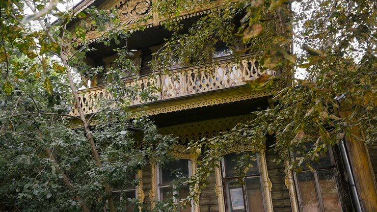 Casa de Madeira Ornamentada com Decorações Entalhadas