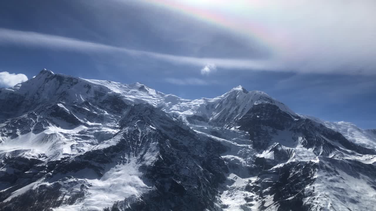 네팔의 마 계곡에서 볼 수 있는 안나푸르나 3호와 간가푸르나 위의 부드러운 이리데센스