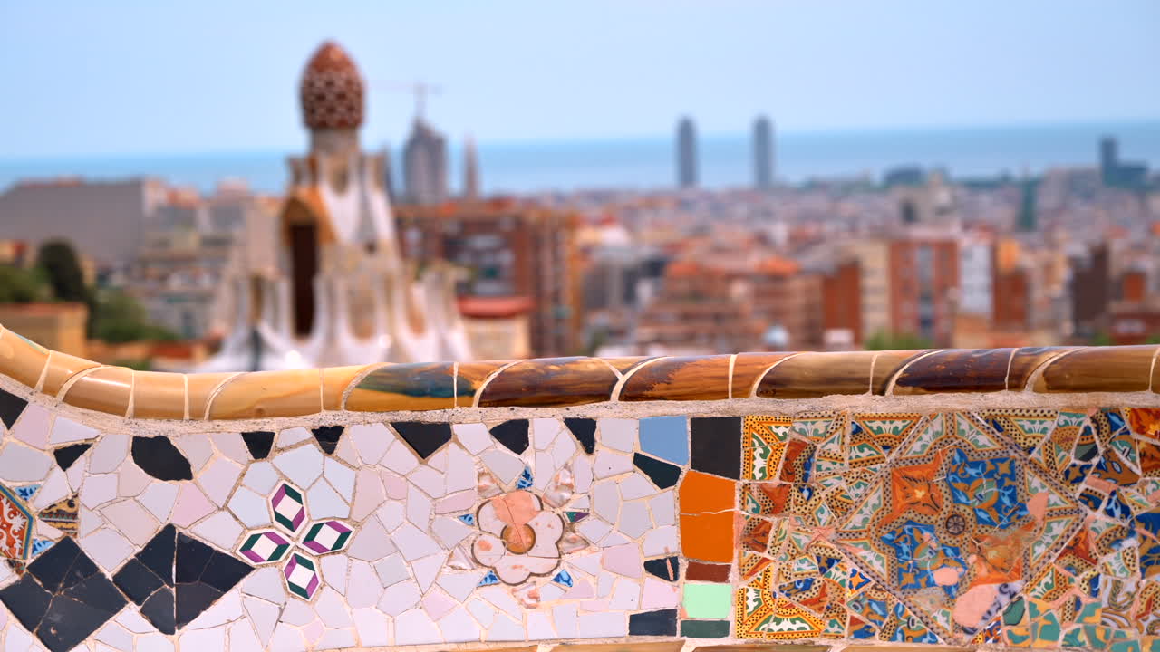 Barcelona, España, 26 de agosto de 2022: vista de los elementos arquitectónicos del Parque Güell, situado en la colina del Turó del Carmel.