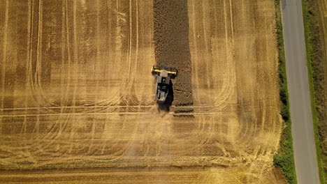 trabajos agrícolas desgarradores masivos en kielno, polonia antena de tierras rurales