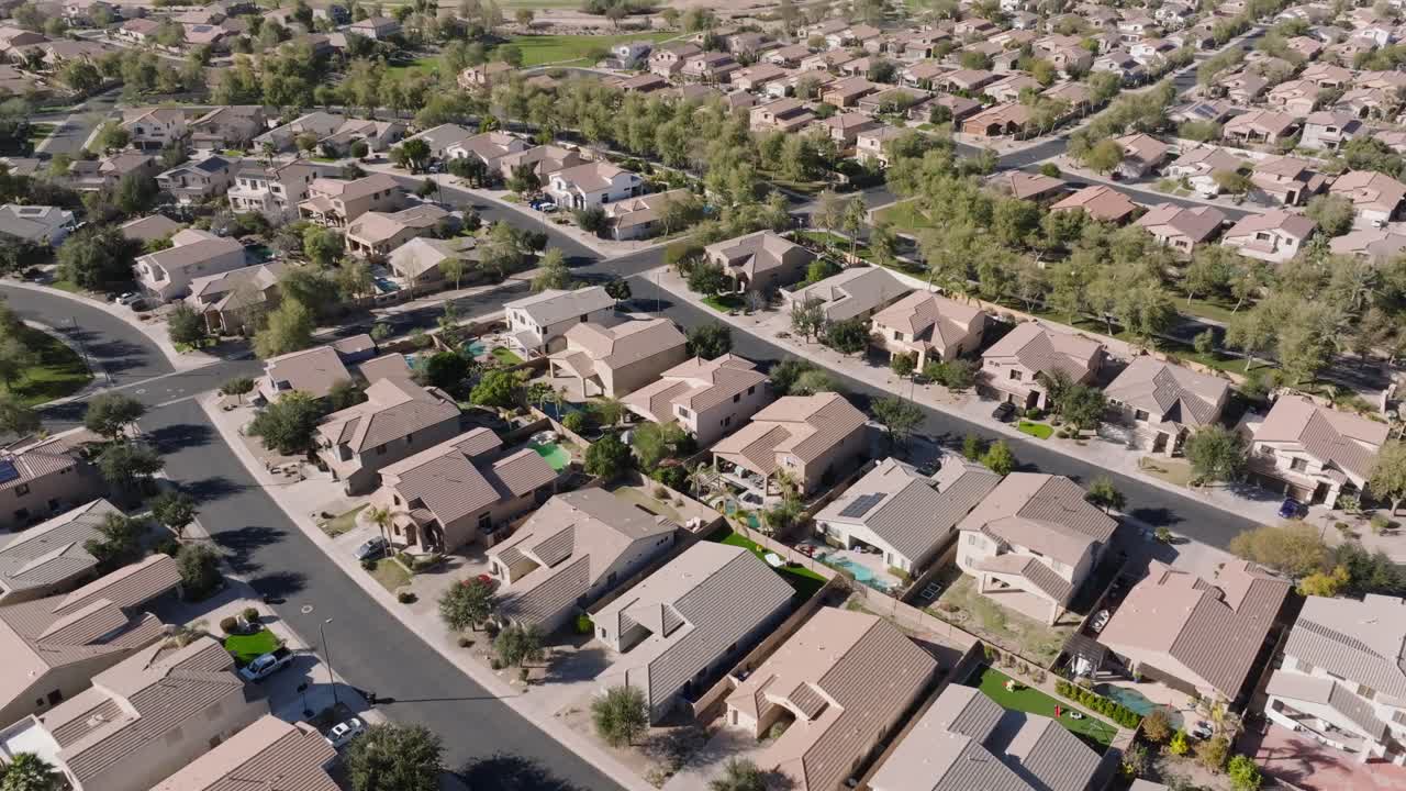 vecindario americano de lujo con villas y grandes propiedades en arizona. tiro aéreo de arriba hacia abajo. casas de construcción densa en el estado desértico de ee.uu. día soleado en verano.