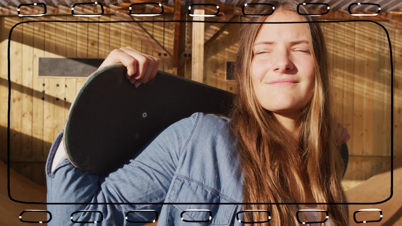 Donna che apre gli occhi e sistema l'impugnatura della tavola, sorridendo a un segnale fuori campo, con una sovrapposizione a striscia di pellicola in movimento, skate.