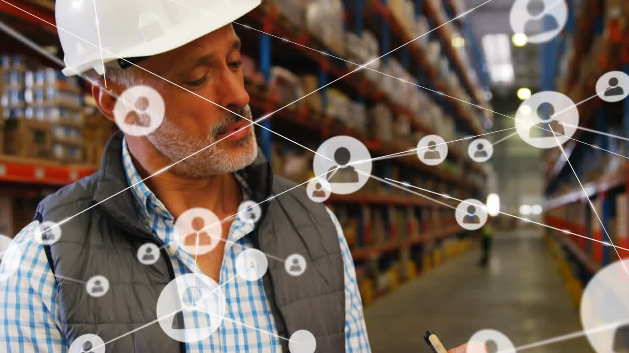 animación de redes de conexiones con iconos sobre el hombre que trabaja en el almacén