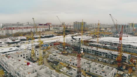 Baustelle-Mit-Gebäuden,-Gelben-Kränen-Am-Wochenende