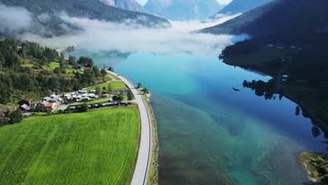 Imágenes-De-Drones-Del-Hermoso-Río-De-Agua-Verde-En-Stryn,-Noruega