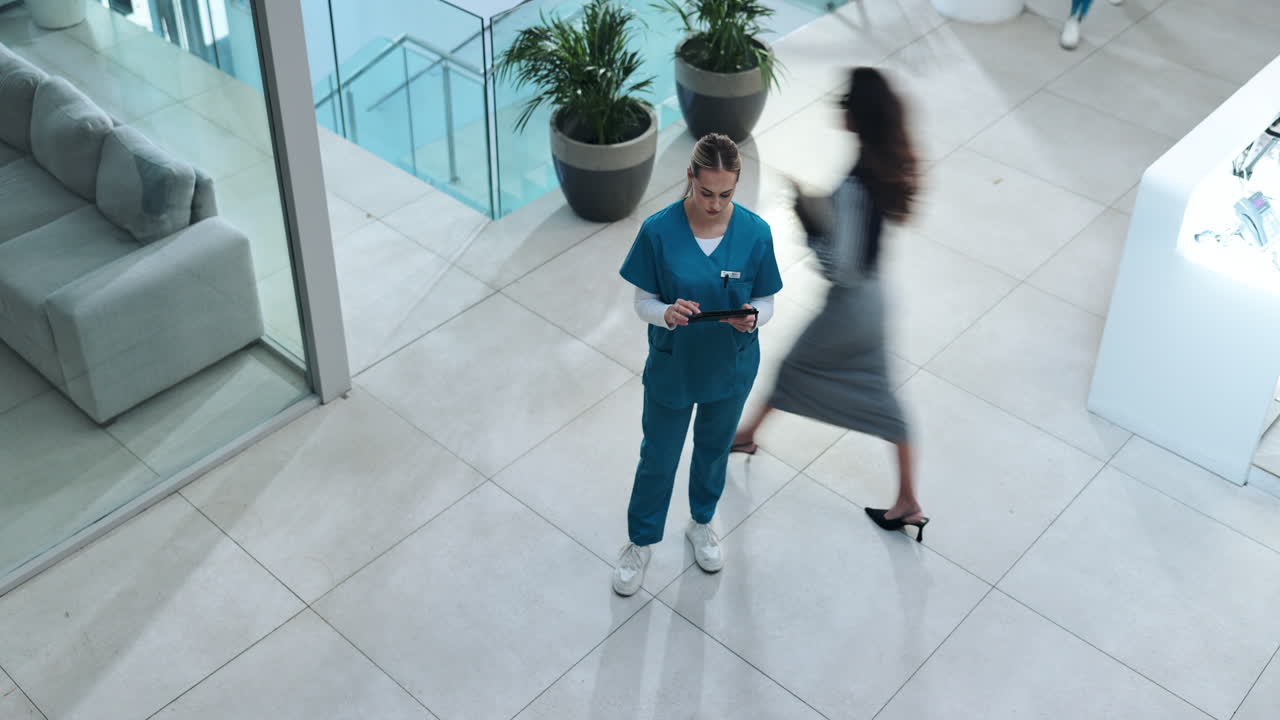 Enfermeira trabalhando em um tablet em um hospital moderno