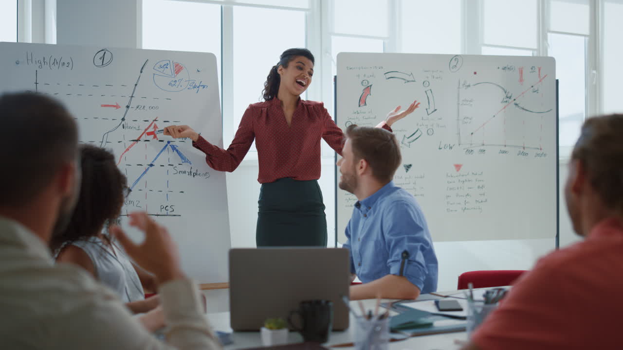 mujer feliz haciendo una presentación en la oficina. equipo de negocios celebrando el éxito.